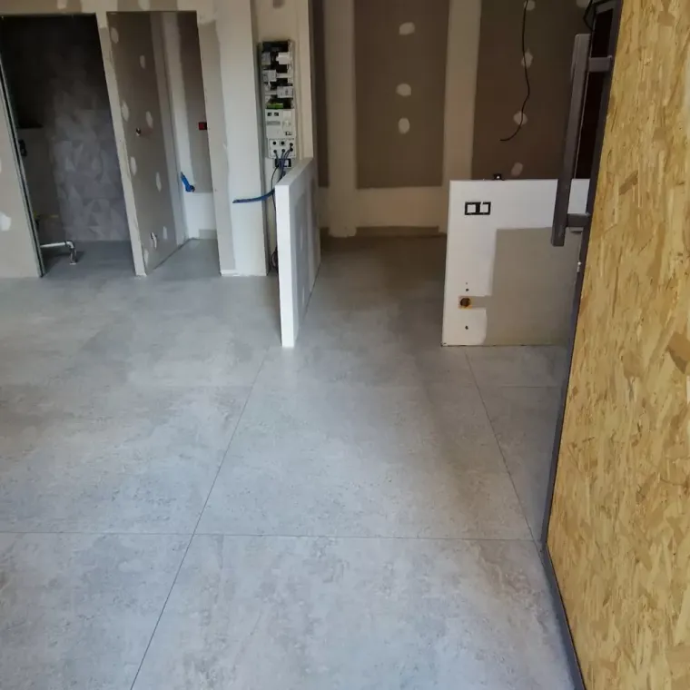 Chantier terminé avec la pose du carrelage 120x120 de chez porcelanosa et avec finition des joints au sol.