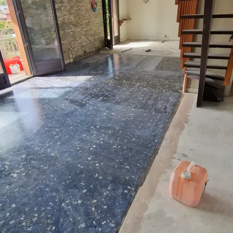 Ponçage et application primaire d'accrochage avant pose du carrelage