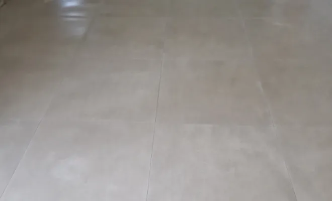 Pose du carrelage effectuée avec les joints, ton sur ton. 